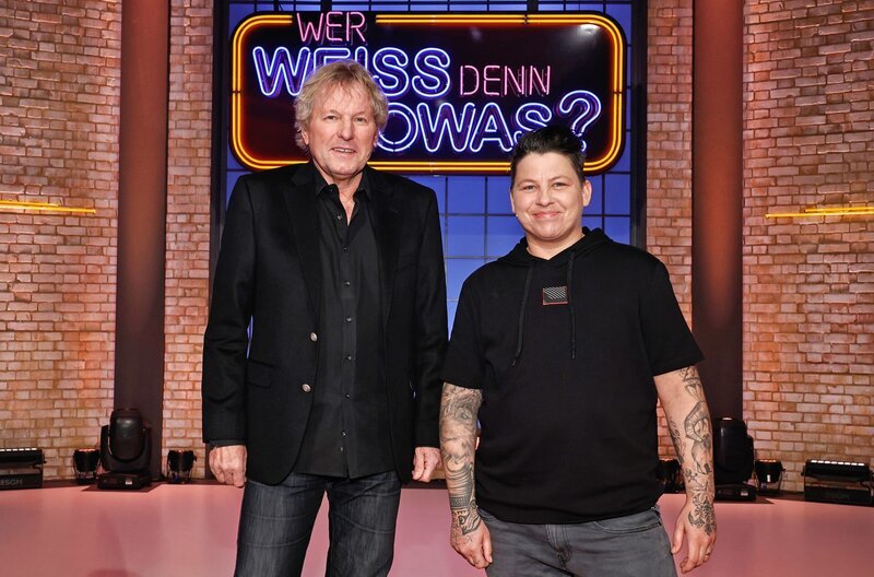 Treten bei „Wer weiß denn sowas?“ als Kandidat:innen gegeneinander an: Der Sänger Bernhard Brink (l.) und die Sängerin Kerstin Ott (r.). – Bild: ARD/​Morris Mac Matzen