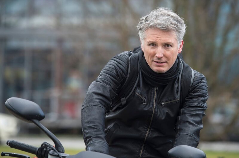Der Herzspezialist Dr. Markus Brosmann (Max Urlacher) kommt ans JTK, um die Schwester von Elias Bähr zu operieren. – Bild: ARD/​Jens Ulrich Koch /​ ARD-Programmdirektion