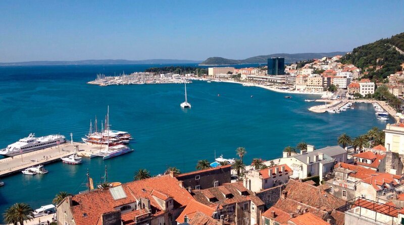 Die Hafenstadt Split mit dem Hafen. – Bild: ZDF und WDR/​Anja Koenzen