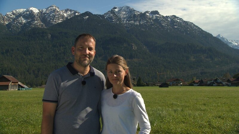 Annabell (r.) und Dominik Zurbrügg (l.) haben einen großen Garten in Oberbayern mit unverbautem Panoramablick auf das Karwendelgebirge. In dieser Traumkulisse soll ein alpenländischer Naturgarten entstehen. Die Gartenprofis Alexandra Lehne und Frank Dietl stellen sich dieser Herausforderung. – Bild: ZDF und Gubther Weber
