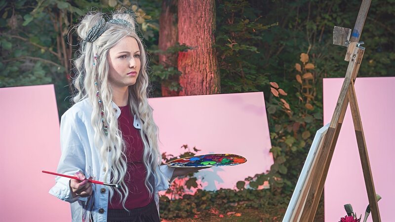Chiara (Jamila Kara Kichakuro Weintritt) kann sich noch nicht wirklich ein Bild von ihrer Zukunft malen. – Bild: mdr/​Saxonia Media/​Thomas Dietze