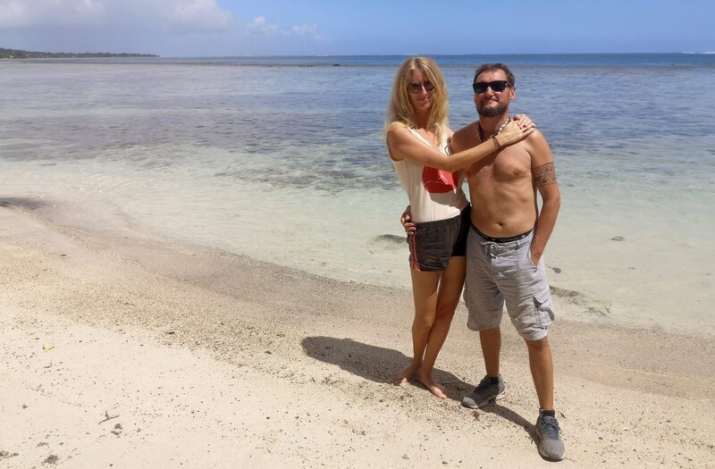 Paarzeit am Traumstrand von Tahiti: Auch wenn das Boot Probleme bereitet genießen die Reisehelden ihren Trip. – Bild: ZDF und SWR/​Lawrence Richards
