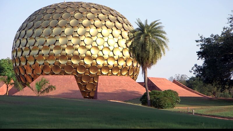 Der Matrimandir, Sanskrit für „Tempel der Mutter“, in Form einer immensen goldfarbenen, abgeflachten Kugel mit einem Durchmesser von 36 Metern. – Bild: FL Concepts & Co.