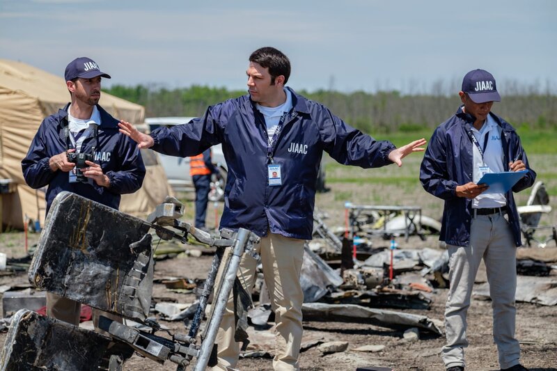 JIAAC Investigator Augusto De Santis (played by John Philip Vazquez) directs ther other investigators to find out what caused the crash of SOL Lineas Aerias Flight 5428. – Bild: Darren Goldstein /​ Cineflix