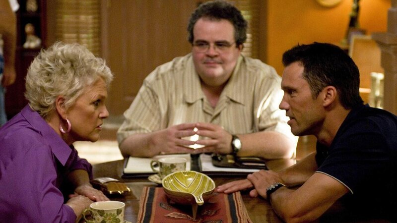 Ein Therapeut (Gerald Owens, M.) soll helfen, das angespannte Verhältnis zwischen Mutter (Sharon Gless) und Sohn (Jeffrey Donovan) zu lösen. – Bild: RTL