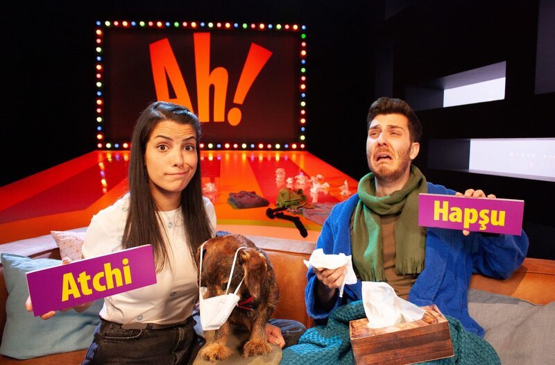 Clarissa und Tarkan klräen, wie man eigentlich auf Türkisch und auf Portugiesisch niest. – Bild: WDR/​Thorsten Schneider