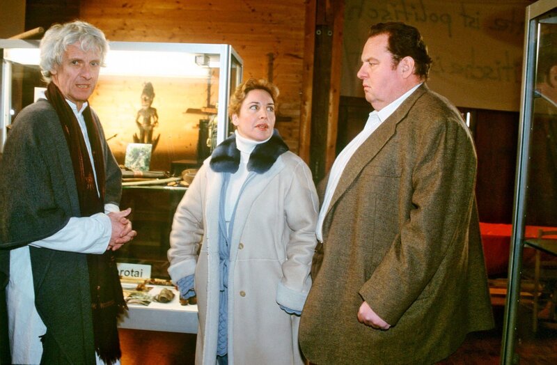 „Der Bulle von Tölz – Liebesleid“, Als Britta Aumüller, Sekretärin des Bauunternehmers Zechl, bei Wachtmeister Pfeiffer einen Diebstahl melden will, bricht sie auf dem Kommissariat plötzlich zusammen. Die Frau stirbt an den Folgen einer Vergiftung. Erste Ermittlungen führen Benno und Sabrina auf den Hof, den Britta gemeinsam mit zwei Frauen und einem Mann in Form einer Landkommune bewohnt hat. Dabei wird schnell klar, dass zwischen den Kommunarden einiges im Argen liegt: Eifersucht und Misstrauen trüben die alten Ideale. Im Bild (v.li.): Mathieu Carričre (Klaus Engelmann), Katerina Jacob (Sabrina Lorenz), Ottfried Fischer (Benno Berghammer). – Bild: ORF/​SAT.1