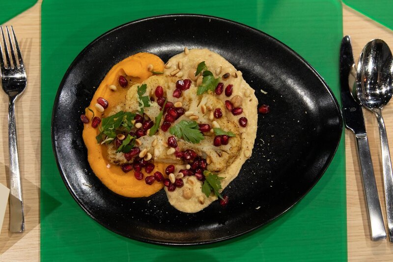 Blumenkohlsteak mit Süßkartoffelpüree, Hummus und gerösteten Pinienkernen; Tagesmotto: „15 Zutaten“ von Vishwatha „Vishi“ Parameswaran – Bild: ZDF und Lisa Krechting