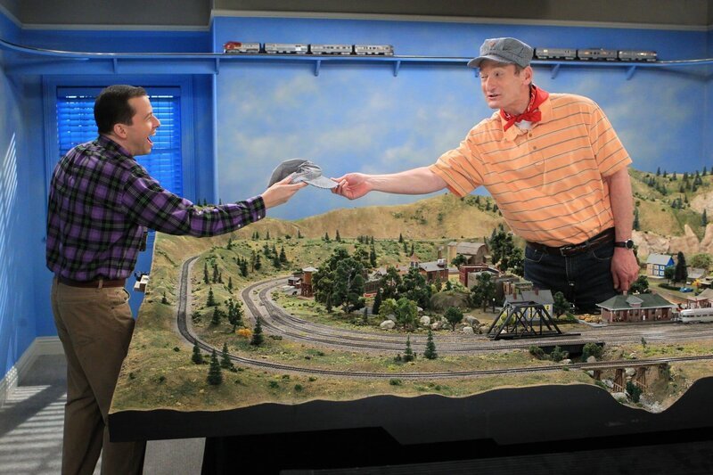 Nach einem Streit mit Walden beschließt Alan (Jon Cryer, l.), bei Herb (Ryan Stiles, r.) einzuziehen. Doch kann das gut gehen? – Bild: Turner /​ Warner Bros. Entertainment Inc.