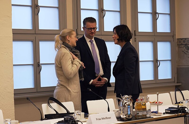 CDU-Minister Beate Meißner (links), Christian Tischner (Mitte) und Colette Boos-John (rechts) im Gespräch vor einer der ersten Kabinettssitzungen der Thüringer Brombeer-Regierung. – Bild: MDR/​Monique Junker