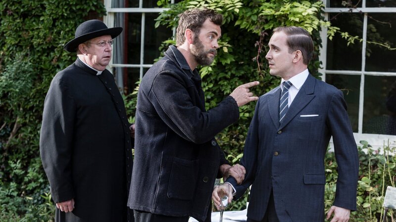 Sid Carter (Alex Price, M.) hält seinen ehemaligen Pflichtverteidiger Giles Foster (David Reed, r.) für korrupt und konfrontiert ihn auf der Feier. Father Brown (Mark Williams, l.) will vermeiden, dass Sid eine Dummheit begeht und begleitet ihn daher. – Bild: ZDF und Gary Moyes