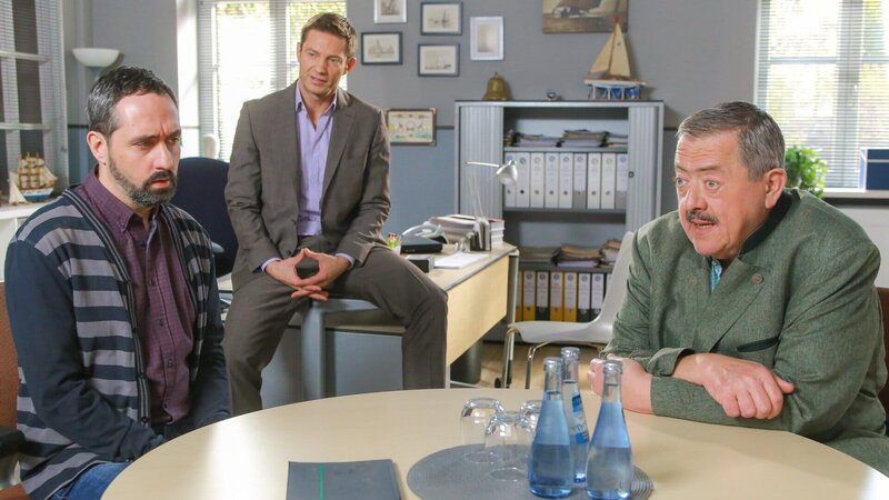 Die Kommissare Hofer (Joseph Hannesschläger, r.) und Hansen (Igor Jeftic, M.) befragen Lukas Huber (Patrick Finger, l.), den Freund des Opfers. – Bild: ZDF und Christian A. Rieger