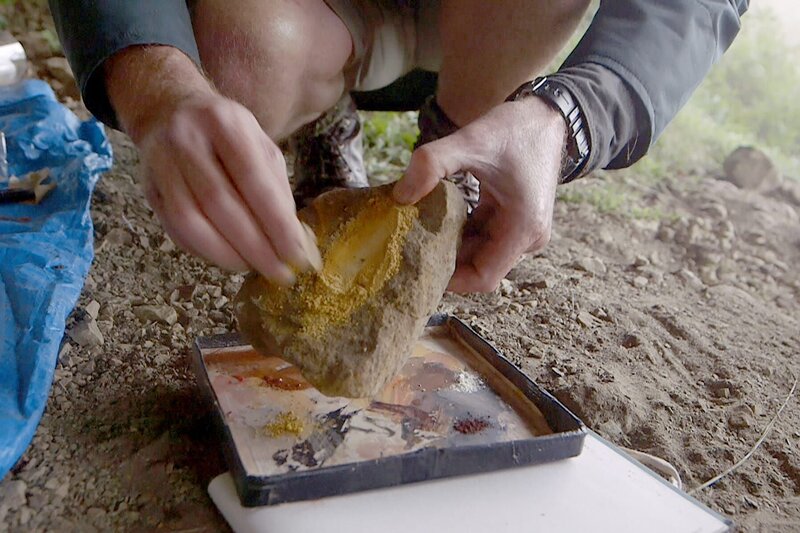 Stephen Townley Bassett, Experte für die Konservierung der San-Malereien, hat bei dem Versuch, sie zu reproduzieren, entdeckt, dass den Pigmenten ein ganz besonderer Stoff beigemischt wurde. – Bild: Tournez S’Il Vous Plait Production