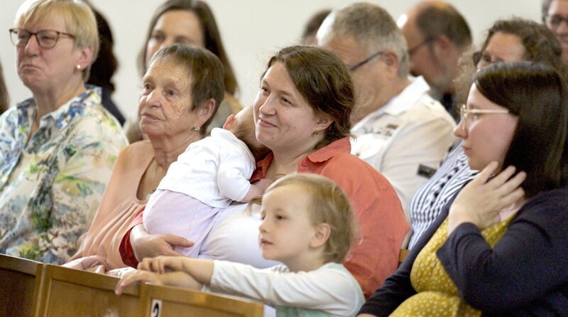 Jenny Loos (3.v.l.) mit ihren beiden Kinder beim Ordinations-Gottesdienst für Philipp im rheinland-pfälzischen Waldfischbach-Burgalben. – Bild: SWR