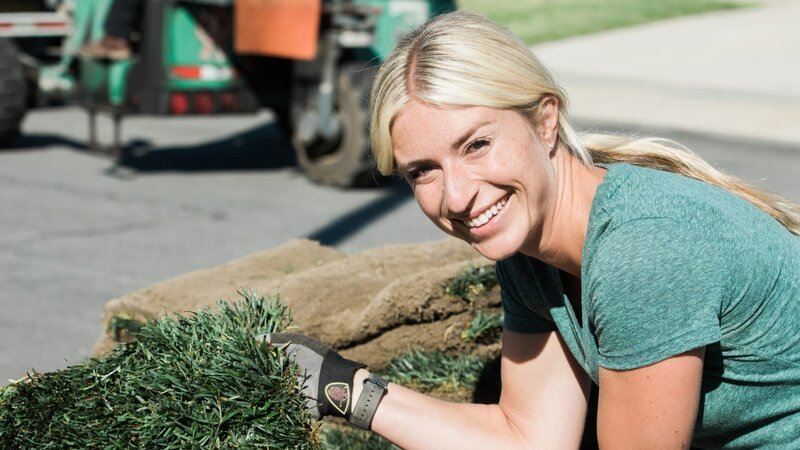 Jasmine smiles because the beautiful sod is here! – Bild: HGTV