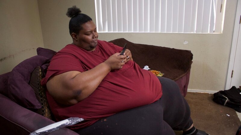 Julian on couch at home. – Bild: Megalomedia /​ Photobank: 37500_ep912_002 /​ Discovery Communications, LLC