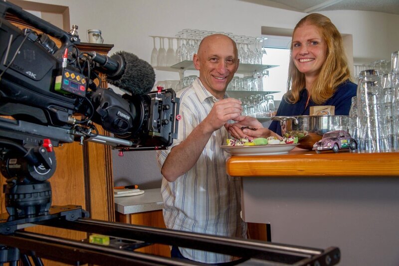 Michaela Summer, Käferbohnenbäuerin vom Backsteffl in Halbenrain mit Regisseur Thomas Knoglinger. – Bild: ORF/​Satel Film/​Claus Muhr