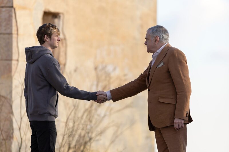 Alex Rider (Otto Farrant, l.) macht als Teil des Empfangskomitees die Bekanntschaft mit Max Grendel (Kevin McNally, r.) – doch das ist für ihn nur der Anfang. – Bild: ZDF und Andrew Gauci Attard