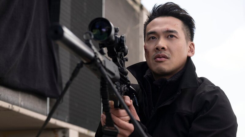 Nile (Jason Wong) hat eine Zielperson ins Visier genommen – ohne dass es jemand bemerkt. – Bild: ZDFneo