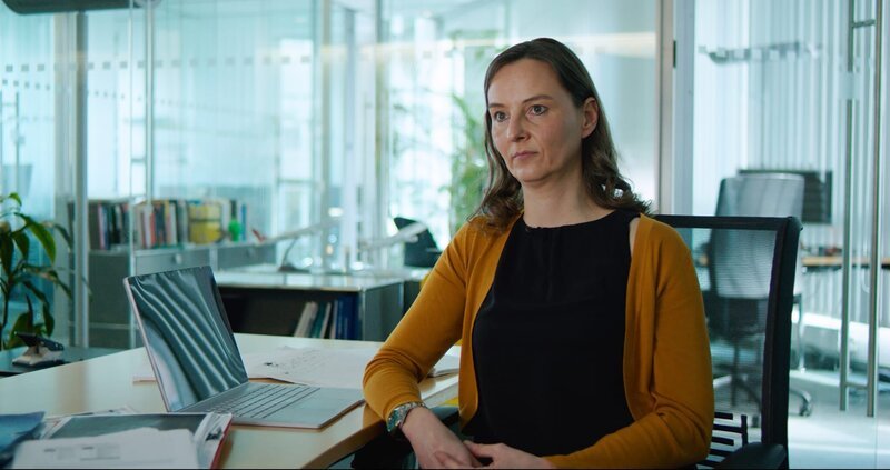 Investigativ-Journalistin Melanie Bergermann hat den Wirecard-Skandal mit aufgedeckt. – Bild: BR/Ness Whyte/SFFB/Sky/Sperl Film- und Fernsehproduktion GmbH/rbb Investigativ-Journalistin Melanie Bergermann hat den Wirecard-Skandal mit aufgedeckt. – Bild: BR/Ness Whyte/SFFB/Sky/Sperl Film- und Fernsehproduktion GmbH/rbb