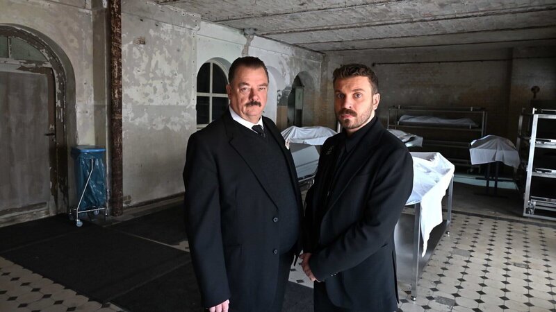 Eric (Edin Hasanovic, r.) beginnt sein Bestatter-Praktikum beim strengen Volker Mutz (Peter Kurth, l.). – Bild: ZDF und PaW / Hardy Spitz Eric (Edin Hasanovic, r.) beginnt sein Bestatter-Praktikum beim strengen Volker Mutz (Peter Kurth, l.). – Bild: ZDF und PaW / Hardy Spitz