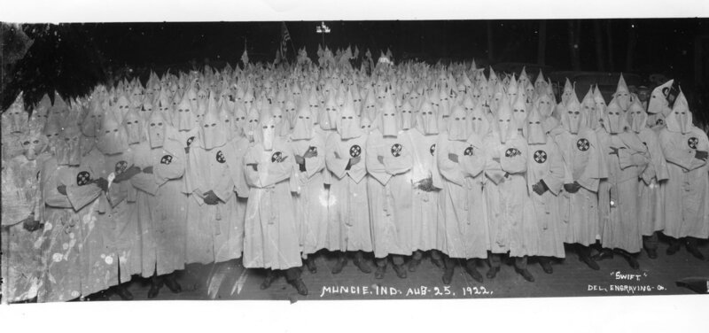 Weiße Kutten und spitze Kappen: Mitglieder des Ku Klux Klans inszenieren sich 1922 in Muncie, Indiana. – Bild: Ball State University Archives and Special Collections/​ WeltN24 GmbH