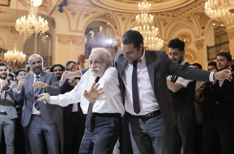 Vater Esmail (Saeed Poursamimi, li.) feiert mit seinem Sohn Manouchehr (Payman Maadi, re.), da er der neue Patriarch seiner Gemeinde werden soll. – Bild: Amirhossein Shojaei