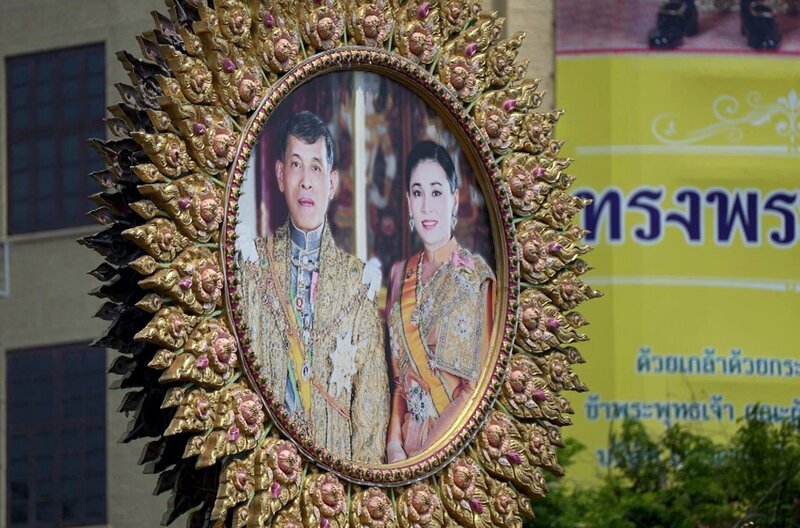 In Bangkok zieren die Porträts der thailändischen Könige die Straßen der Stadt. – Bild: arte