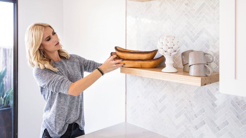 Gastgeber Christina schaut sich das Zimmer an – Bild: HGTV