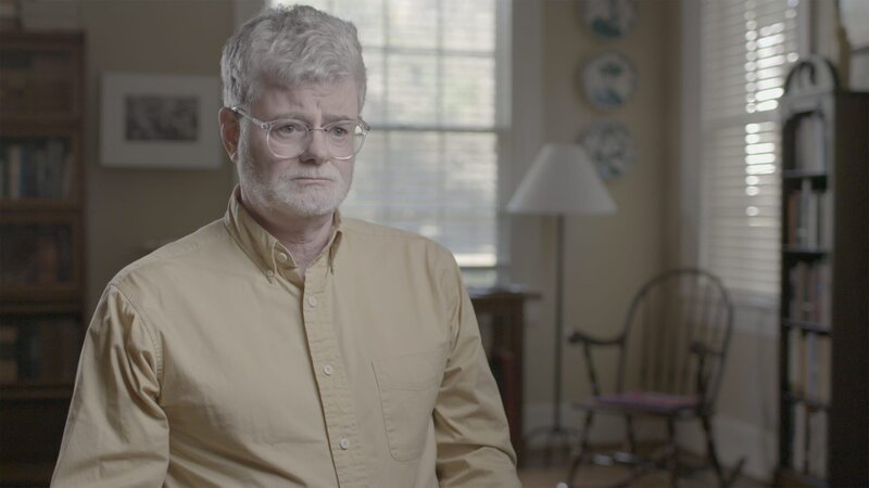 Mark Potok, Experte für Rechtsextremismus in den USA, beschreibt die Strategien des Ku Klux Klan. – Bild: Roche Productions/​ Mark Potok/​ WeltN24 GmbH