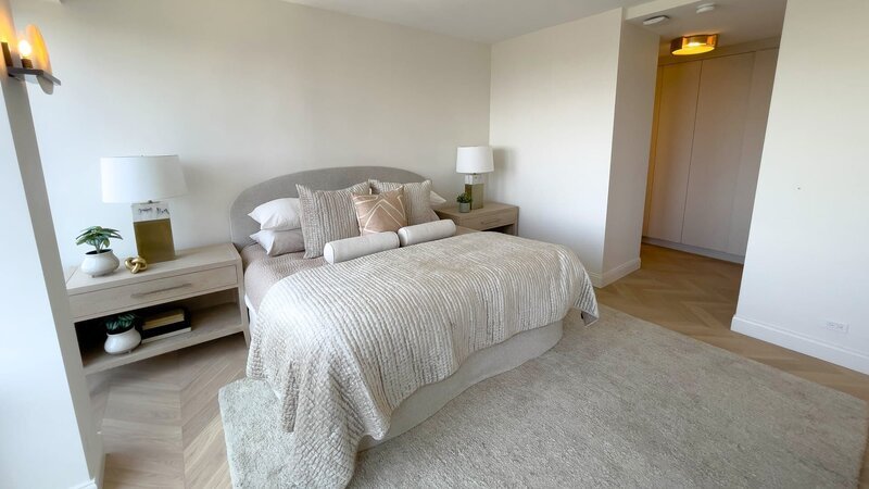 Interior shot of main bed. Walls painted white, white oak herringbone floors, and main bath situated so as to not bleed into bedroom like before. After 16, as seen on Windy City Rehab, Season 4. – Bild: Warner Bros. Discovery, Inc. or its subsidiaries and affiliates