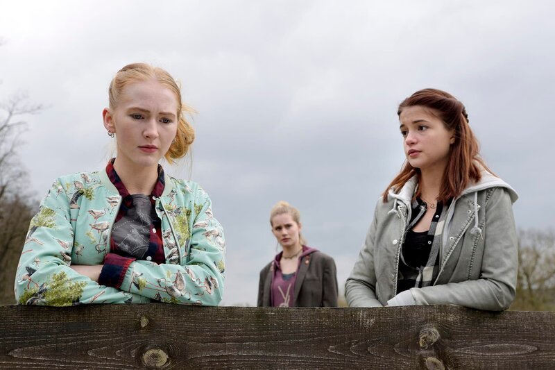 Die Stimmung ist angespannt, Lauri will aus der Band „Pink Slip“ aussteigen. V.l.n.r. Lauri (Gina Alice Stiebitz), Sabrina (Helena Siegmund – Schultze), Clara Hofer (Lisa-Marie Koroll) – Bild: ARD/​Christian Lüdeke