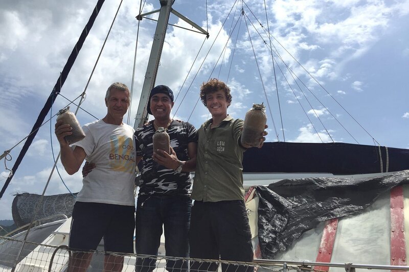 Mit Thors (Mi.) Hilfe steigen Olivier (li.) und Corentin de Chatelperron (re.) an Bord der „Nomade des Mers“ in die Pilzproduktion ein – natürlich auf Lowtech-Art. – Bild: FL Concepts & Co.