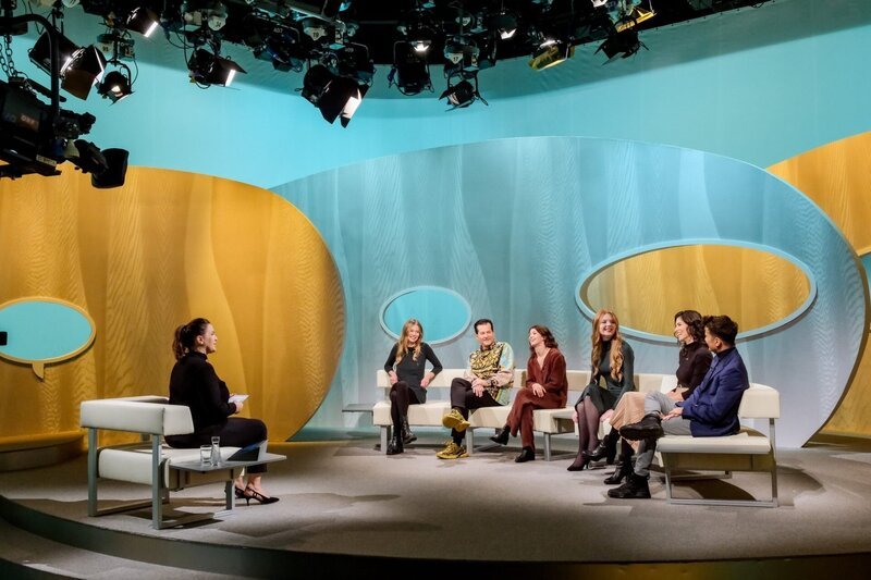 Barbara Karlich – Talk um 4 – Talente von einst – Stars von heute – Vincent Bueno, Zoë Straub oder Conny Mooswalder: Die Stars von heute waren einst die Nachwuchshoffnung von morgen. Lampenfieber vor Auftritten, Glücksgefühle, wenn der Saal vor tosendem Applaus zu beben beginnt. Auf der Bühne erlebt man eine Achterbahnfahrt der Gefühle. Ein Blick in die Welt erfolgreicher Persönlichkeiten zeigt aber auch, dass man erst lernen muss, mit dem Ruhm umzugehen. Neben Talent und Ehrgeiz braucht es nämlich auch viel Durchhaltevermögen. – Im Bild: Barbara Karlich, Zoe Straub, Michael Patrick Simoner, Christina Zauner, Jennifer Gheorghita, Vincent Bueno, Conny Mooswalder. – Bild: ORF/​Hans Leitner
