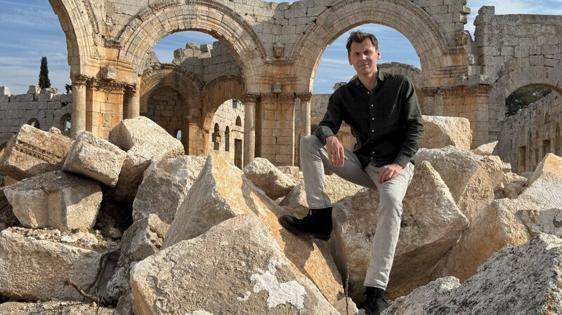 Daniel Gerlach im Simeonskloster, im Norden Syriens: dort verschanzten sich während des Bürgerkrieges zeitweise Rebellen, die hier auch Schießübungen durchführten. – Bild: ZDF und Till Bokern