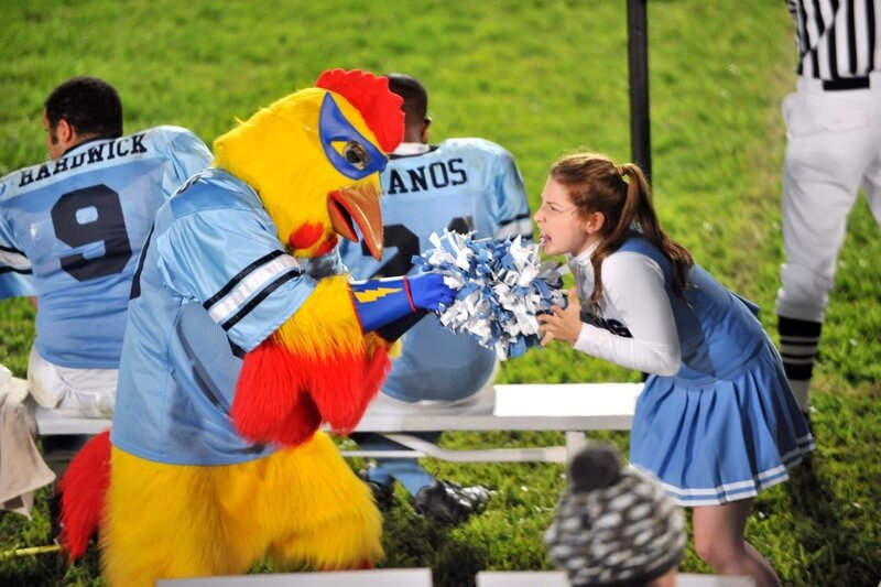 Um einmal die Privilegien und die Anerkennung eines Cheerleaders zu bekommen, würde Sue alles tun. Deshalb bewirbt sie sich um einen Platz im Team und wird zur Überraschung aller Beteiligten aufgenommen. Die Freude währt jedoch nur kurz … – Bild: HBOH