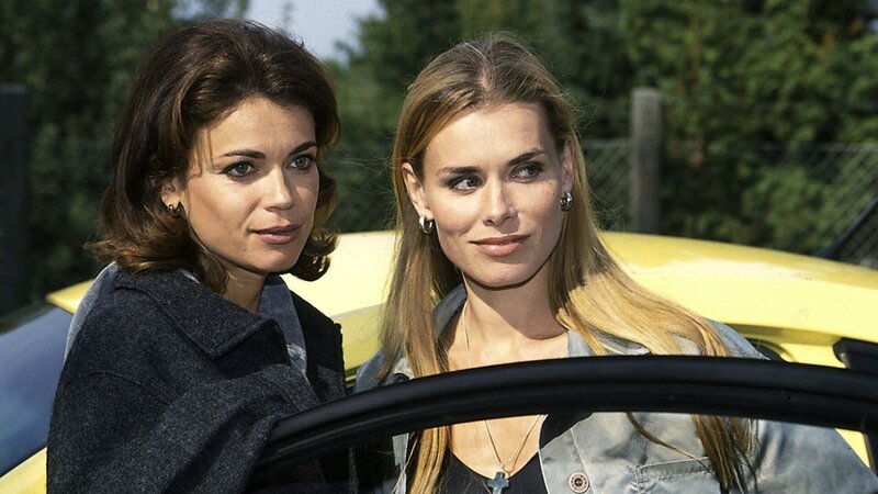 Der Schein trügt: Zwar freut sich Maren (Gerit Kling, l.) über den unerwarteten Besuch ihrer Schwester Kerstin (Andrea Lüdke, r.), aber bald schon treten die ersten Probleme auf. – Bild: ZDF und Boris Laewen