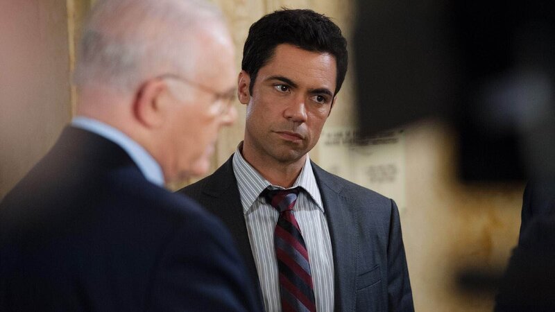 Brett Forrester (Charles Grodin, l.), der Vorstand der angesehenen „Manor Hill-Academy“, gibt an, nichts von dem Missbrauch an seiner Schule zu wissen. Doch Detective Nick Amaro (Danny Pino) zweifelt an seiner Aussage … – Bild: TVNOW /​ Universal