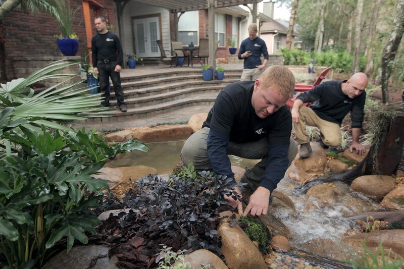 Greg Wittstock, Ed Beaulieu, Chris Hanson et Brian Helfrich mettent la touche finale au bassin. – Bild: PLURIMEDIA (National Geographic Channels /​ Fritz Statler)
