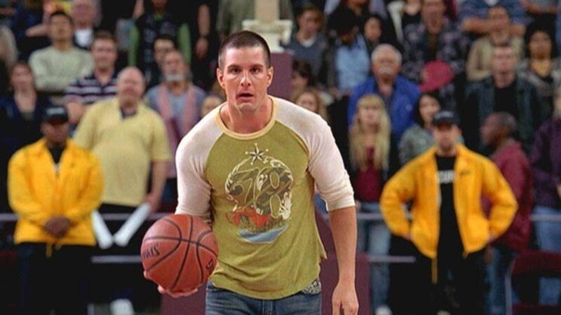 Dugan Scott (Jay Jablonski), Zuschauer eines Basketballspiels, erhält die Möglichkeit, mit einem Korbwurf eine Million Dollar zu gewinnen. Dugan trifft – und bricht tot auf dem Spielfeld zusammen. – Bild: MG RTL D /​ CBS