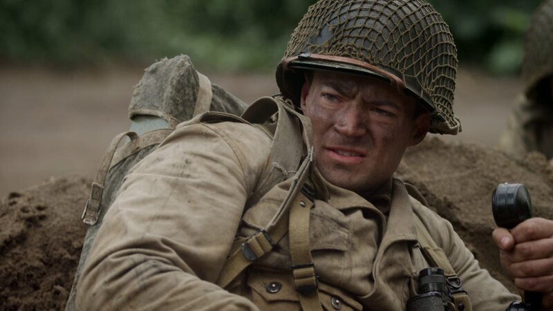 REENACTMENT – Ein alliierter Funker beobachtet, wie Captain Bobby Brown sich darauf vorbereitet, aus der Deckung seines Schützengrabens zu springen. – Bild: Holdout II Productions Inc.