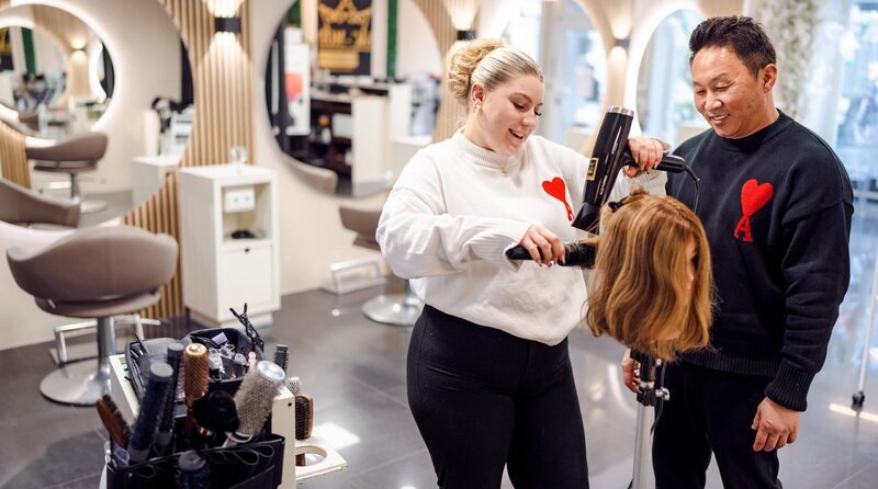 Ausbilder André Friseur aus Lippstadt mit Azubi Denise (l). – Bild: WDR/​Ben Knabe