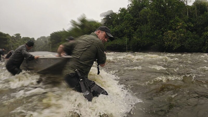 Es ist ein Kampf ums Überleben, als ein riesiger Piraiba das Team in einen reißenden Fluss reißt, bevor sie ihn probieren können. Auf Schritt und Tritt droht eine Katastrophe, und die Jungs sind gezwungen, ihre Strategie zu ändern. Unbarmherzige Stromschnellen, versteckte Stachelrochen, Motorschäden, Blitzeinschläge, schwarze Piranhas und umstürzende Bäume sind nur einige der Gefahren, die die Crew auf ihrem Weg zur Entnahme eines riesigen Piranhas für ihre Forschung überwinden muss. Und mit einem geheimnisvollen Fisch an der Angel bekommt Cyril (r.) in einem wahrhaft gefährlichen Kampf viel mehr, als er erwartet hat. – Bild: Untamed Productions