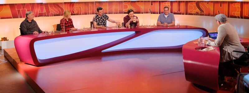 Andreas Vitasek, Katharina Straßer, Omar Sarsam, Hosea Ratschiller, Viktor Gernot, Oliver Baier. – Bild: ORF/​Günther Pichlkostner