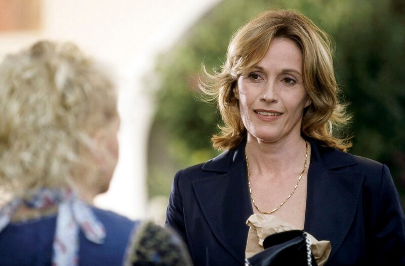 Sonja Kaiser (Sabine Bach, re.) scheint wenig betroffen vom Tod ihres Mannes und geht unbekümmert auf dem Markt bei Standfrau Benzinger einkaufen. – Bild: ORF