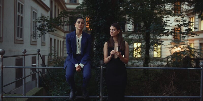 Louna Lloris (Anna Bardavelidze) und Ylva Dardenne (Philine Schmölzer) öffnen sich und teilen einen wichtigen Moment zusammen. – Bild: Max Berner /​ ZDF