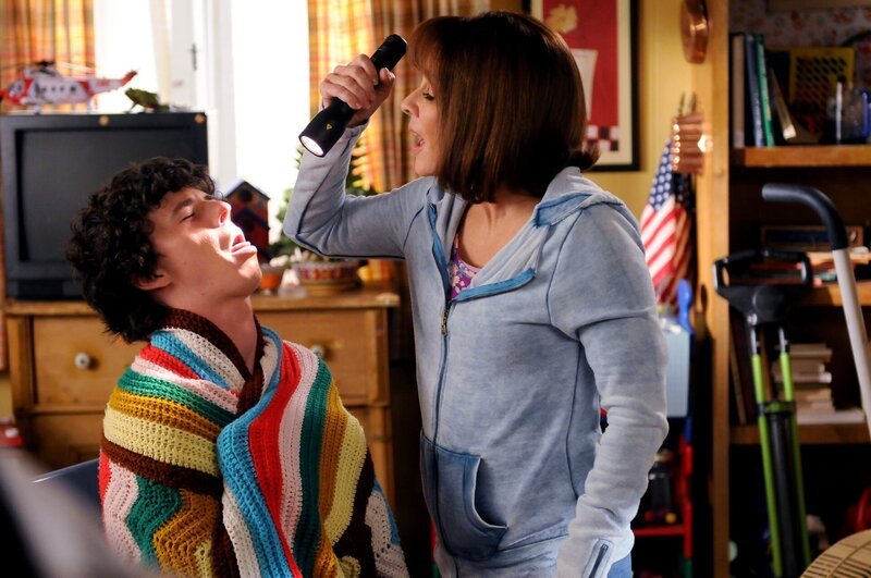Frankie (Patricia Heaton) setzt bei sich, Axl (Charlie McDermott), Mike, Brick und Sue ein strenges Regime an Gesundheitsbewusstsein durch. – Bild: Richard Foreman Jr SMPSP
