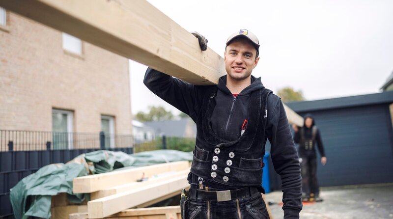 Lasse macht in Norderstedt eine Ausbildung zum Zimmerer. – Bild: WDR/​Ben Knabe