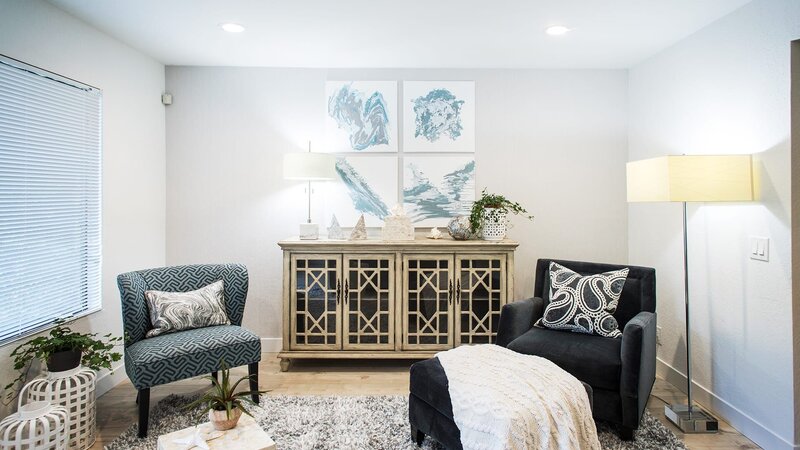 Eine vielbeschäftigte Mutter von drei Söhnen braucht eine neue Küche. Sie wünscht sich von Christina – passend zum Rest des Hauses – einen luftigen Raum mit Strand-Feeling, der in blauen und grauen Farbtönen gehalten ist. Die Interior-Expertin setzt die Wünsche ihrer Kundin um und erneuert die komplette Küche mit Wow-Faktor. – Bild: HGTV