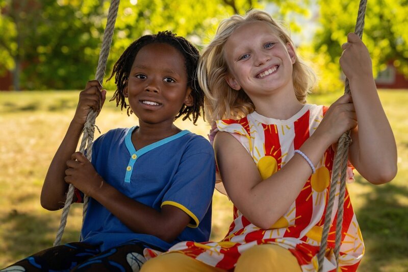 Lithemba Maier (Sibu), Helena Zengel (Milla). – Bild: ORF/​ZDF/​Arvid Uhlig